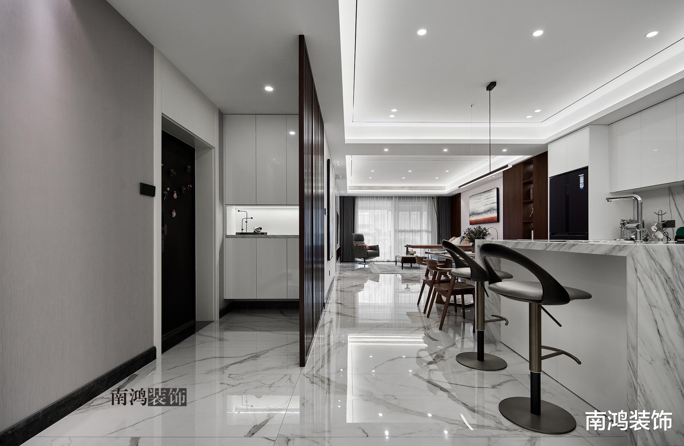 192㎡三室两厅,胡桃木引领潮流,开放式餐厨是真的香!