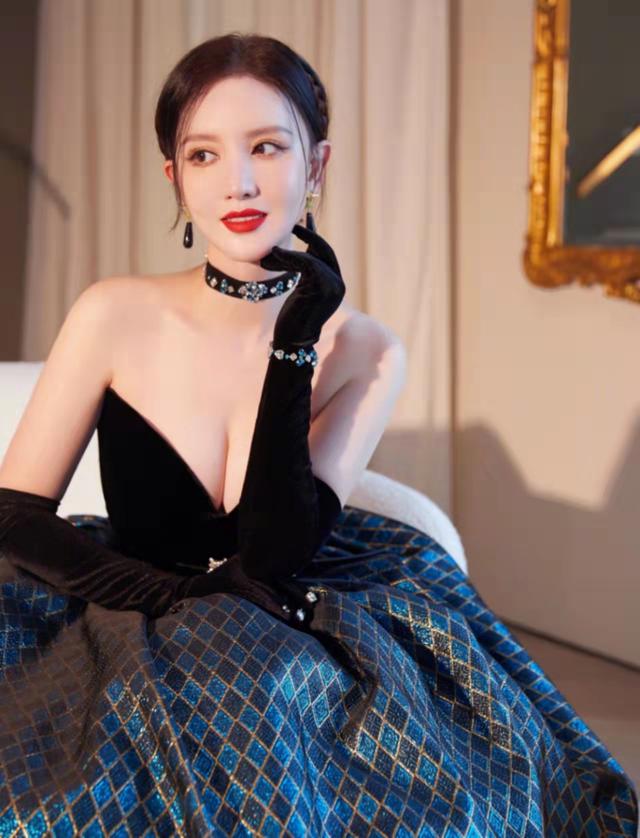 张萌|张萌红毯大秀好身材，被称“最美虞姬”