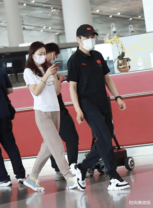 陈婷|张艺谋罕见携妻子走机场，陈婷一身休闲装扮低调又耐看，气质出众