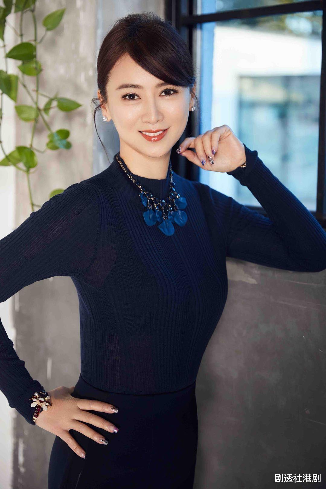 首尔|仙气十足！53岁香港知名女星晒13岁女儿近照，五官立体撞脸钟欣潼