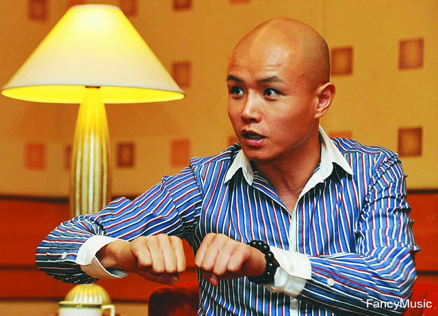 迪丽热巴|当红主持人乐嘉，沦为线下情感大师，如今身材健硕吸引女子拍照