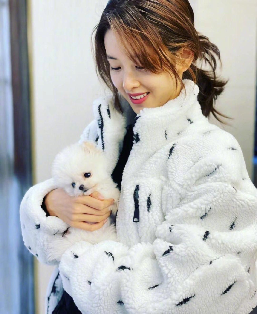 章泽天|章泽天晒美照凸显好状态，被赞与5岁女儿似姐妹，28岁还跟18似的