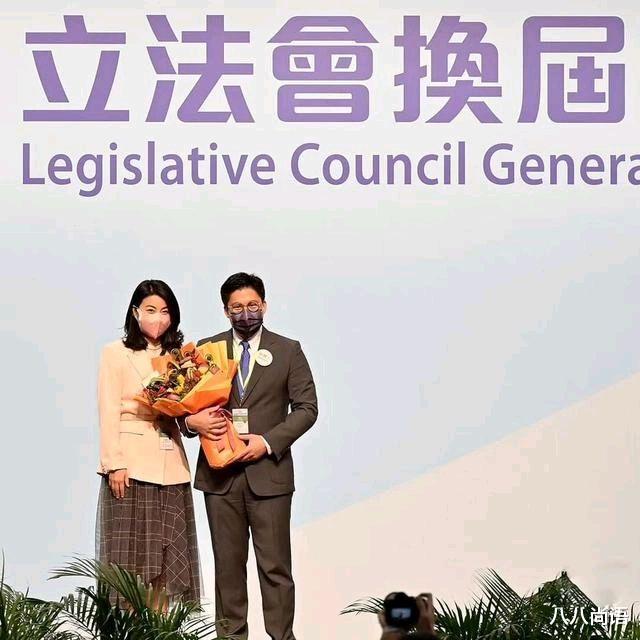 马蓉|霍启山与众名媛同框，对镜微笑表情呆萌，手还放在一位美女肩上