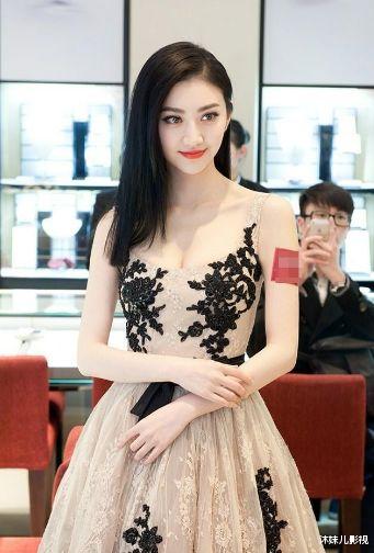 景甜"牛奶肌"太晃眼,身材愈发完美,网友:张继科后悔不?