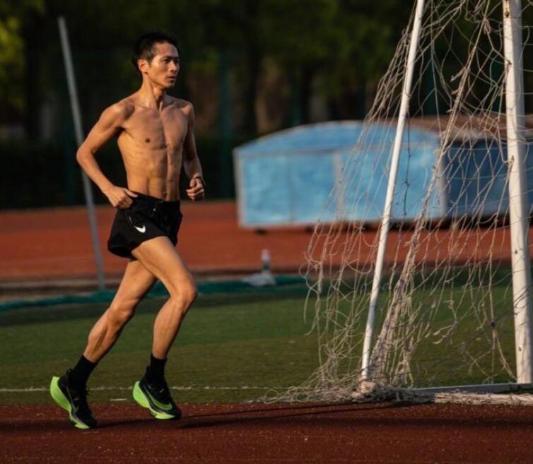 蒋欣|韩寒公开照引争议，曾经油腻大叔去哪了？他用跑步诠释了自律一词