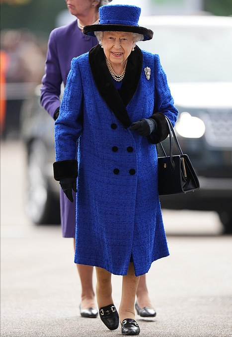 全球时尚风行 谁说英国女王离不开拐杖了？这次丢掉拐杖亮相，一身皇家蓝太好看