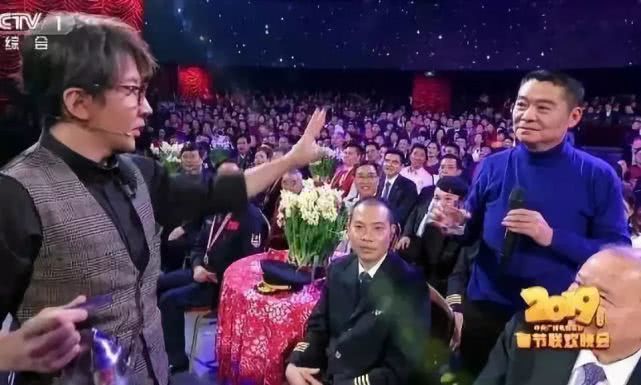 央视春晚|央视春晚从不对外公开售票，为何每年观众席坐得满满？他们什么身份