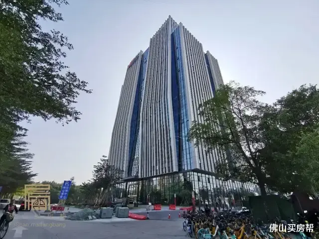 卧室|吹风3万起！稀缺五房+全带双阳台！禅城纯新盘就冲着改善去的