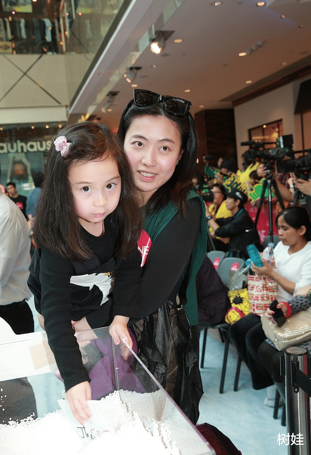 刘秀桦|甘比12岁长女罕见晒近照，减肥已初见成效，深受大刘喜爱身家百亿