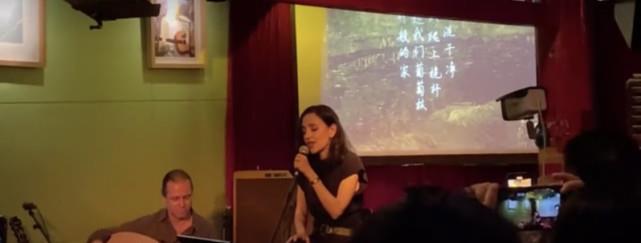 陈媛说 刘烨太太安娜酒吧演唱，网友惊讶其优秀，纷纷留言：刘烨配不上她
