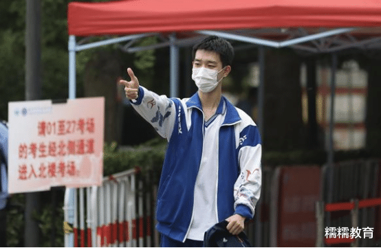 大学|分数线不高的三所大学，高考生抢着报名，毕业有机会拿到铁饭碗