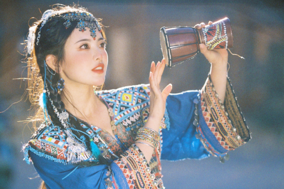 杨超越|知名女星杨超越阳光下跳舞！五官精致颜值惊人，露一截白净细胳膊