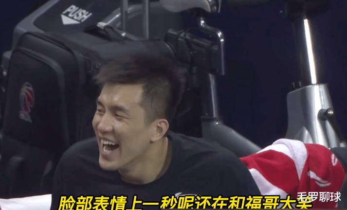 郭艾倫|郭艾倫上一秒和外援大笑，看到遼籃被誤判，拿著鞋瞪眼向裁判抗議