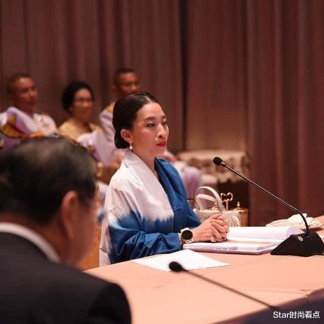 Star时尚看点|泰国大公主是真王者！泰王为其打伞像保镖，和同岁继母像亲姐妹