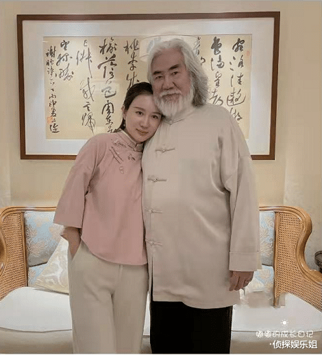 张纪中|张纪中与小31岁娇妻牵手秀恩爱，被讽像父女后霸气回怼：我夫人