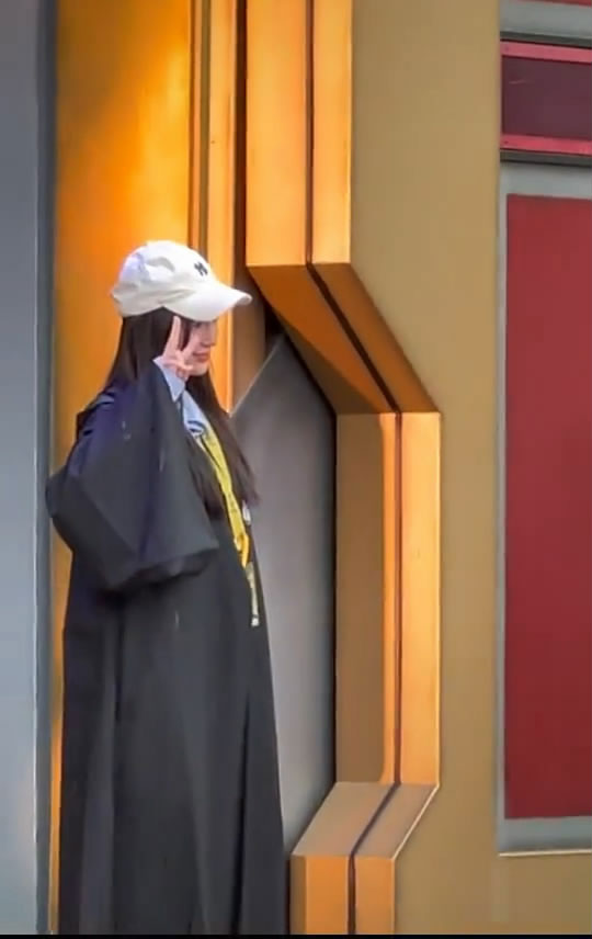 Angelababy|网友偶遇黄晓明baby带儿子到乐园，四岁小海绵连拍照都不敢摘口罩