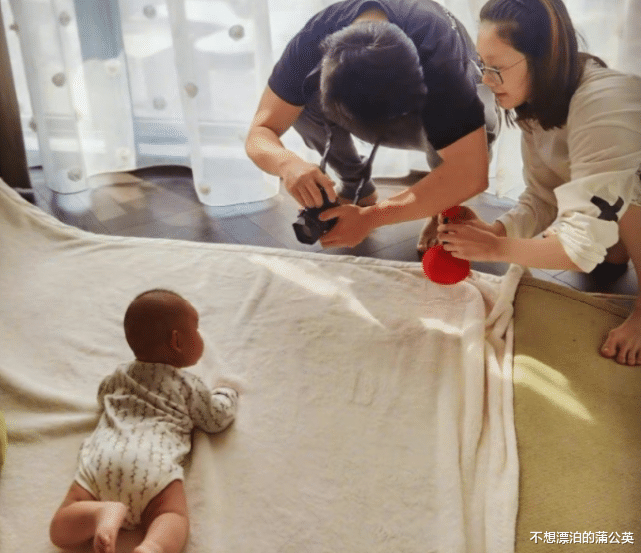 陈坤|郑恺夫妇同框，苗苗哺乳期变“苹果型”身材，两口子打扮不像一个季节