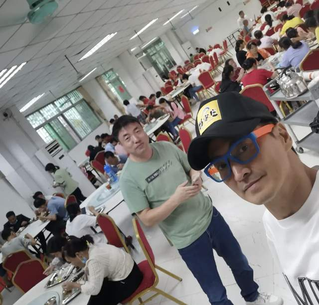 何家劲 何家劲招工薪酬被嫌低,晒员工餐回应争议,在工厂食堂自拍接地气