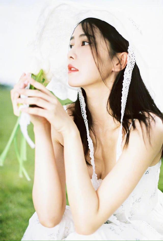 炄锌说|英姿飒爽的白鹿换风格了，田园少女风，让人如何不爱呢？