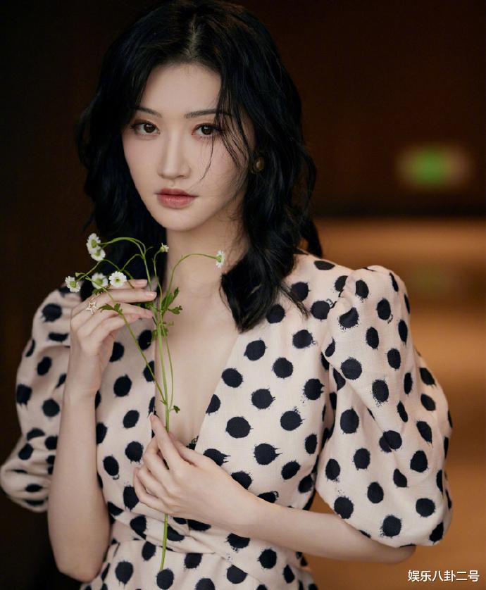 景甜|P图还是整容？景甜近照大变样，圆脸消失秒变瓜子脸，差点认不出