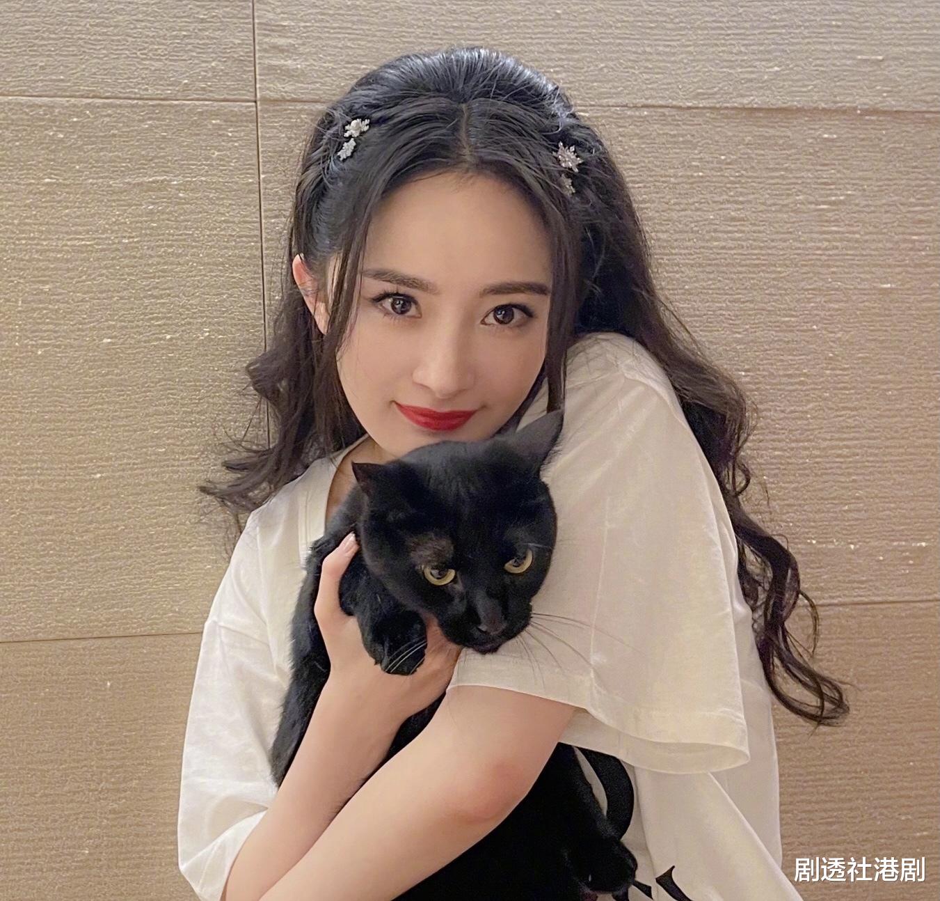 杨幂|香港资深演员刘丹爆杨幂一年未见女儿，孙女却未曾提及要见妈妈