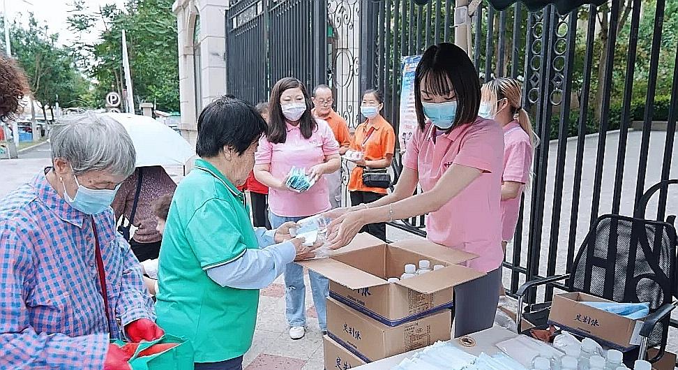 叶罗丽|叶罗丽“出圈”送关怀，冰公主配合行动显温馨，暖心到家了