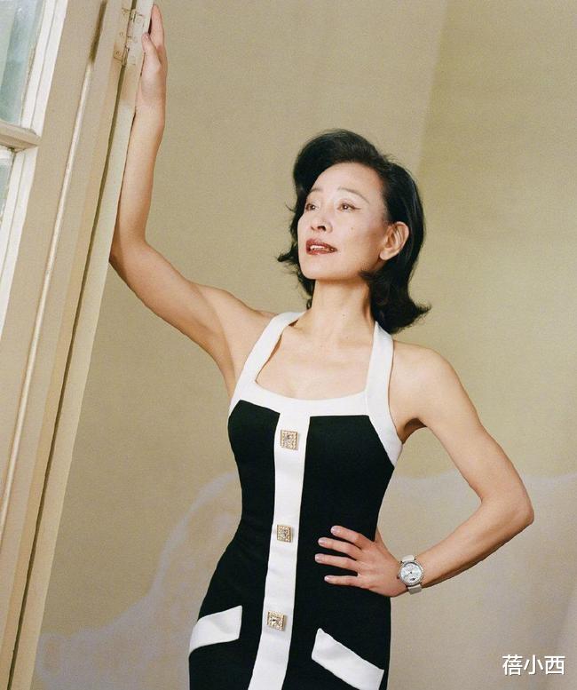 蓓小西 陈冲年过半百更敢穿，穿紧身吊带礼服走红毯，“国际脸”气场真大
