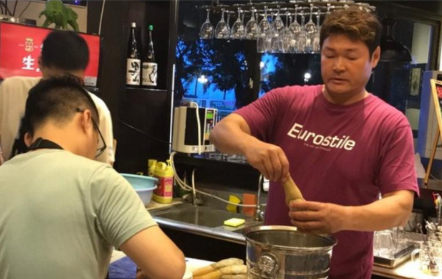 男团|61岁港星定居内地，投资两百万开店，与小18岁娇妻结婚15年无子