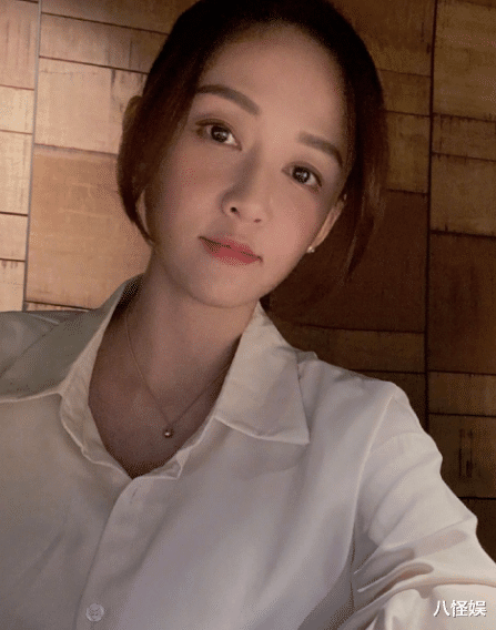 陈乔恩|陈乔恩和男友吃浪漫晚餐，换新发型捧手机臭美自拍，状态似小女生