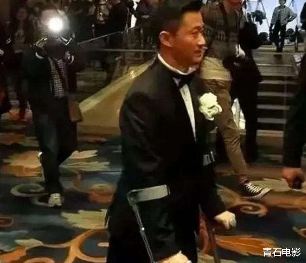 吴京|190亿！拄拐进组、全身缝针上百处，“票房之王”吴京是拼出来的