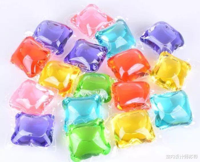 洗衣服时，用洗衣液还是洗衣粉？很多人都用错了，难怪越洗越脏