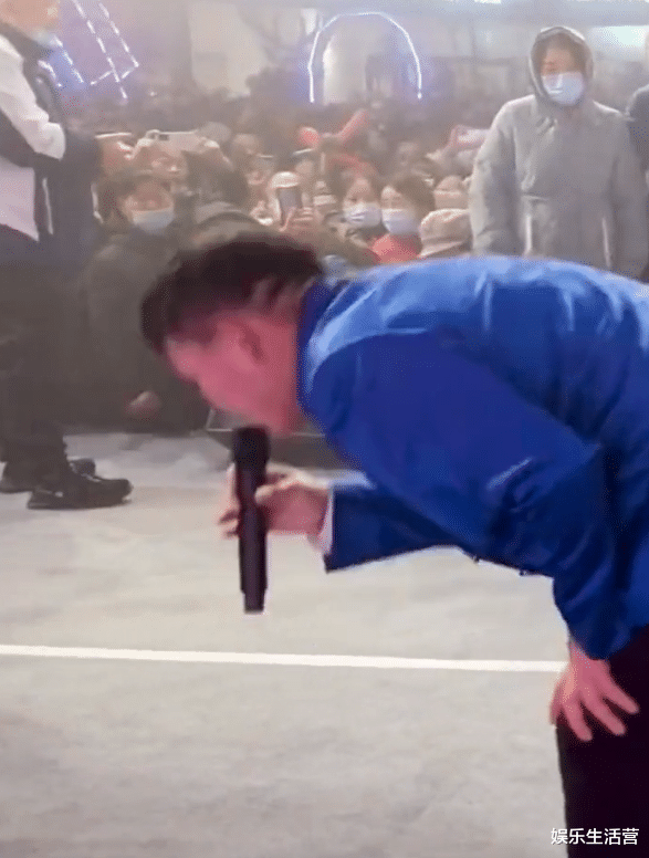 朱之文|离婚风波后，大衣哥商演献唱，单膝跪地感谢粉丝，出场费仅500元