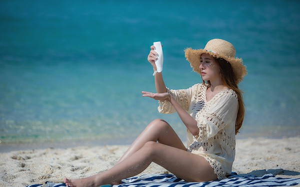 护肤品|夏天外出游玩要带哪些护肤品?娇本丽庄:防晒有,这一种却少见