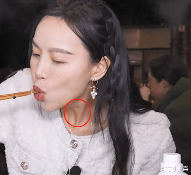 小贝|泡泡龙悲剧再上演？小贝饿了近况堪忧，脖子青筋明显，疑似有坑