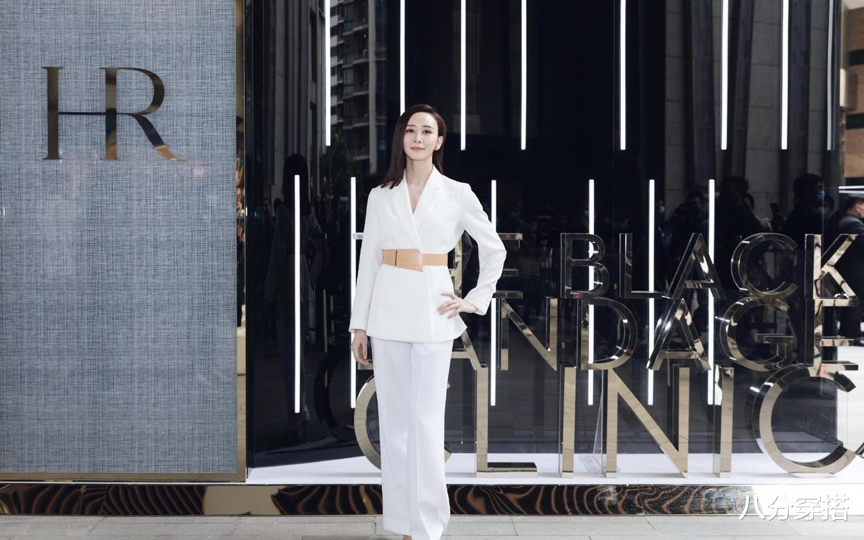 八分穿搭|胡静真没“阔太架子”，针织外套配开叉长裤休闲随性，低调朴素