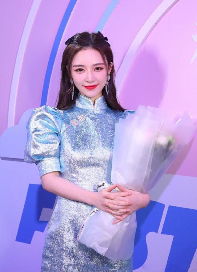 雪梨|王思聪前女友雪梨，带3岁儿子走秀，穿短旗袍勒出细腰长腿抢镜