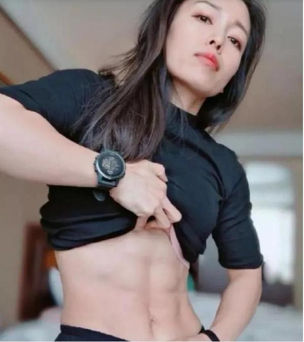 健身|38岁语文老师爱健身，拥有8块腹肌，“刺头”学生在她面前不敢造次