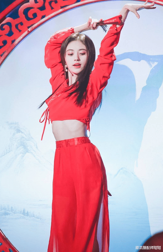 鞠婧祎|鞠婧祎真挺适合穿红色的，薄纱还能透着肉，感觉她挺适合的