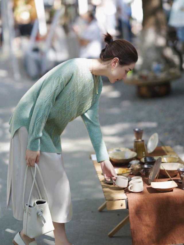 何有强 秋冬季,“薄荷色”毛衣火了,搭配上白色半身裙温柔优雅,超洋气