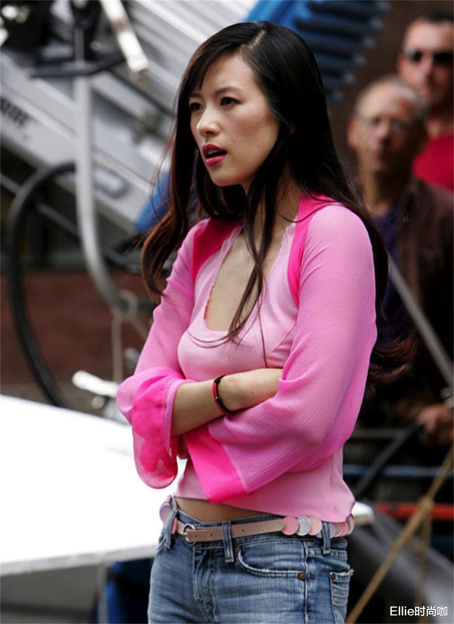 Ellie时尚咖|章子怡年轻时美得好洒脱，穿粉色低领衫秀舞步，身材纤瘦骨感明显