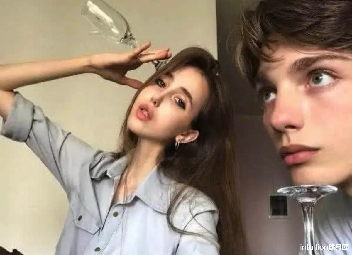 饮食|她从标准体重减至不到80斤，瘦成“人形骷髅”，过度减肥有损健康