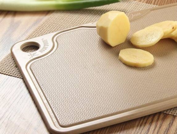 切菜板应该选择什么材质？很多人都不懂，还好自己没有选错