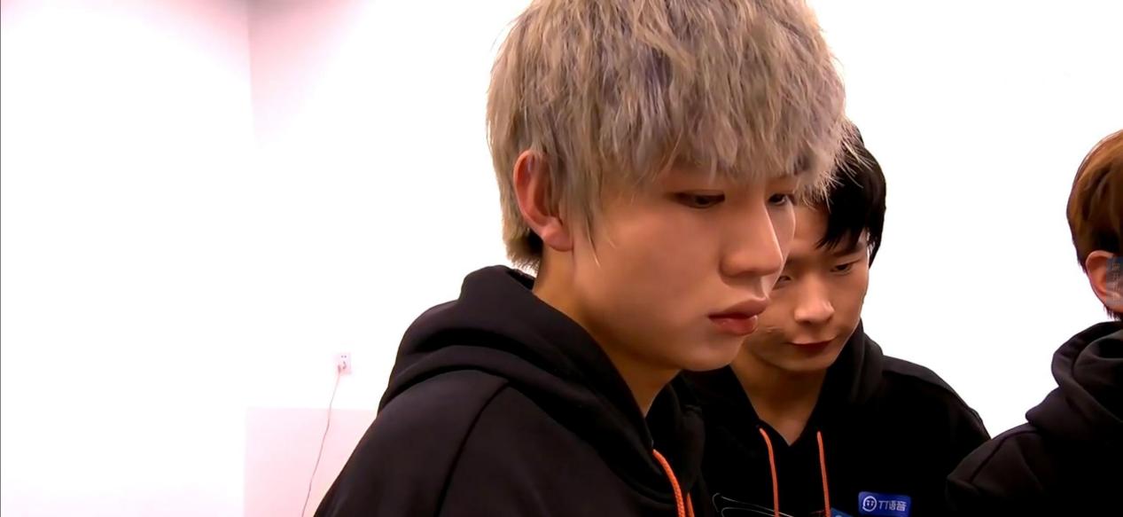 狼队|狼队遗憾止步半决赛,黎落教练BP让狼队粉丝懵了!Fly神色黯然