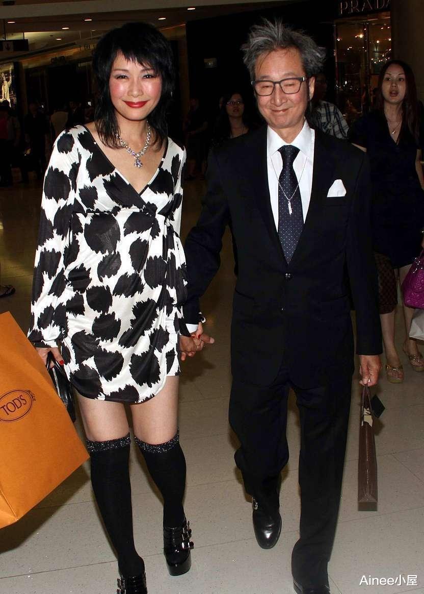 完美伴侣|叶童穿裙子还挺有女人味的，怕显腿粗配黑色丝袜，知性美掩盖不住