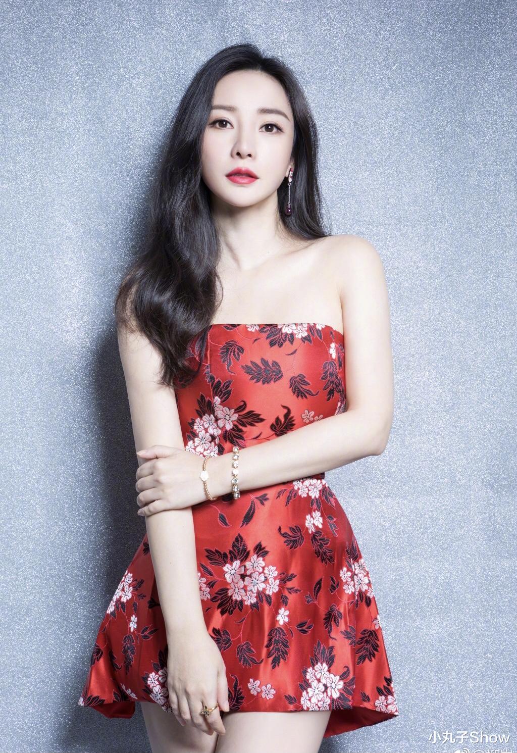 柳岩|41岁柳岩紧身裙秀S曲线，亮片裙珠光宝气，肉弹身材同龄女星少见