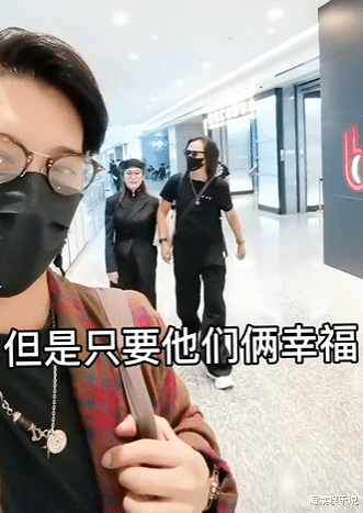 张敏|53岁张敏热恋后变化太大，12月14日和小10岁的男友依偎逛街超腻歪