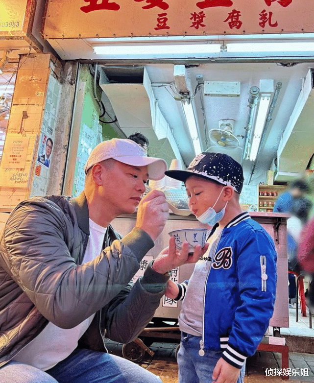 胡杏儿|胡杏儿老公现身活动,与爱妻闺蜜贴脸合影不避嫌,网友直呼不合适