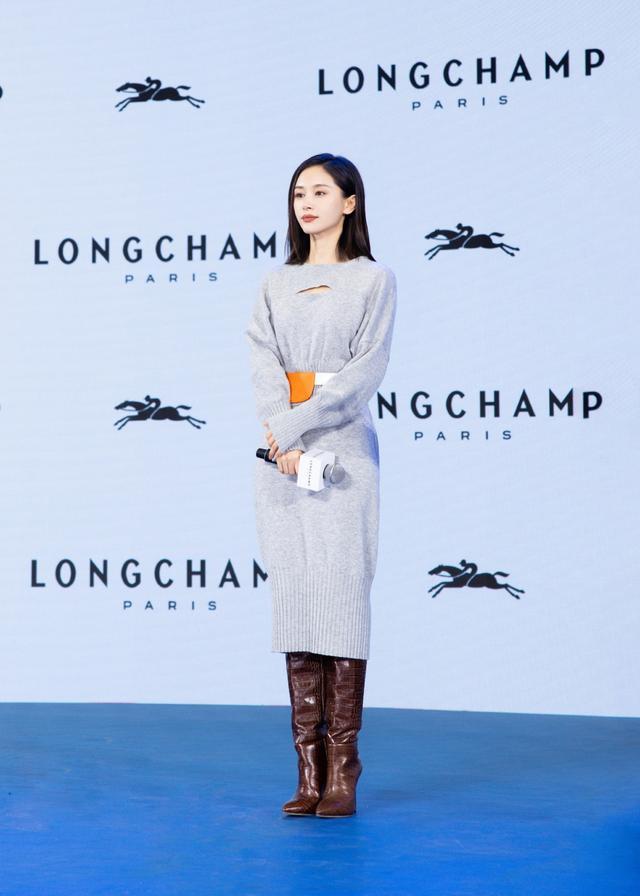 旗袍公馆 王子文才1米59?穿针织裙亮相比例真好,恋爱后也变温柔了