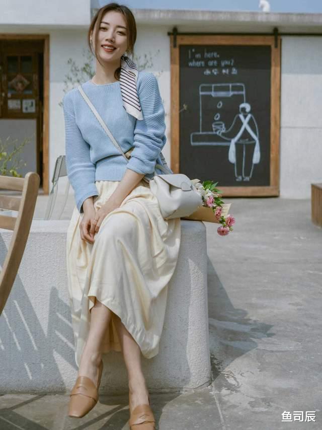鱼司辰|秋冬怎么能少了毛衣呢！经典款浅蓝色毛衣搭配白色半身裙，太美了