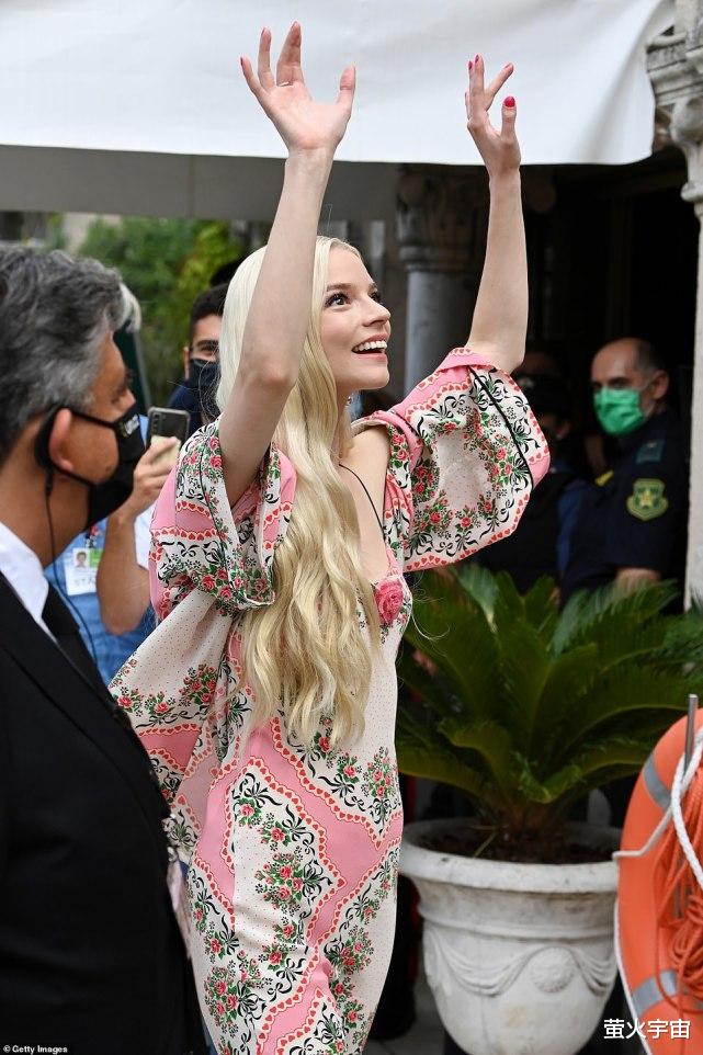 吴安雅|人间芭比安雅疑有新恋情,和大13岁男星船中亲密互动,摸头杀太甜